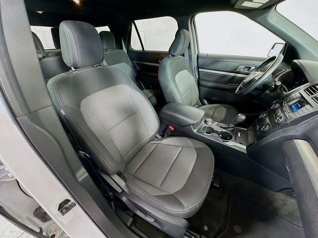 Photo of 2018 White Platinum Tri-Coat Metallic Ford Explorer