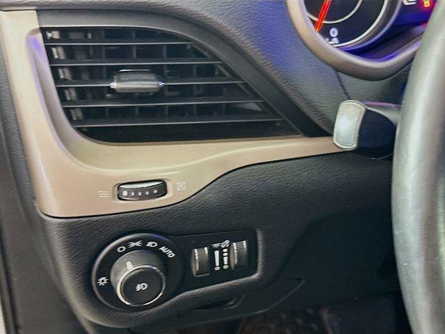 Photo of 2017 Bright White Clearcoat Jeep Cherokee
