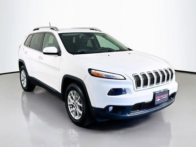 Photo of 2017 Bright White Clearcoat Jeep Cherokee