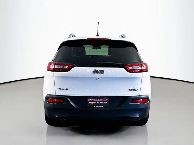 Photo of 2017 Bright White Clearcoat Jeep Cherokee