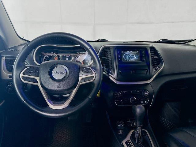 Photo of 2017 Bright White Clearcoat Jeep Cherokee