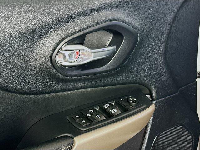 Photo of 2017 Bright White Clearcoat Jeep Cherokee