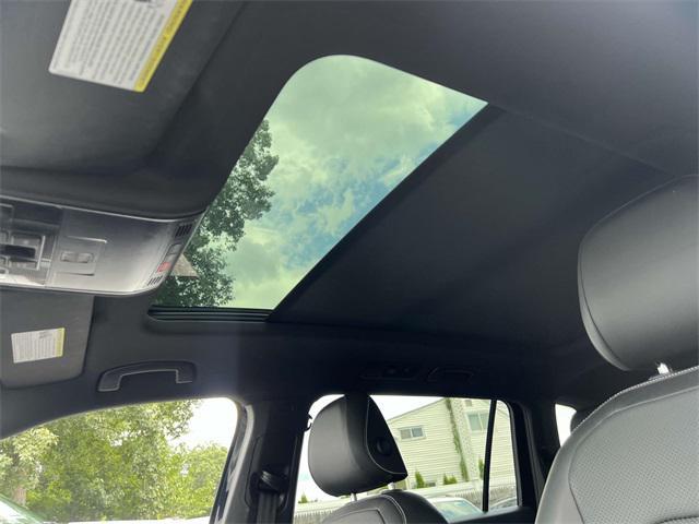 Photo of 2022 Deep Black Pearl Volkswagen Tiguan