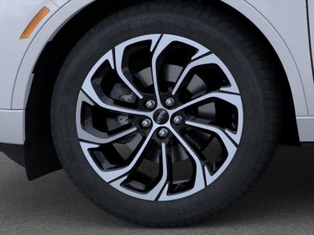 Photo of 2025 White Platinum Metallic Tri-Coat Lincoln Nautilus