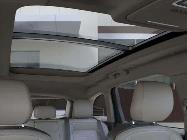 Photo of 2025 White Platinum Metallic Tri-Coat Lincoln Nautilus