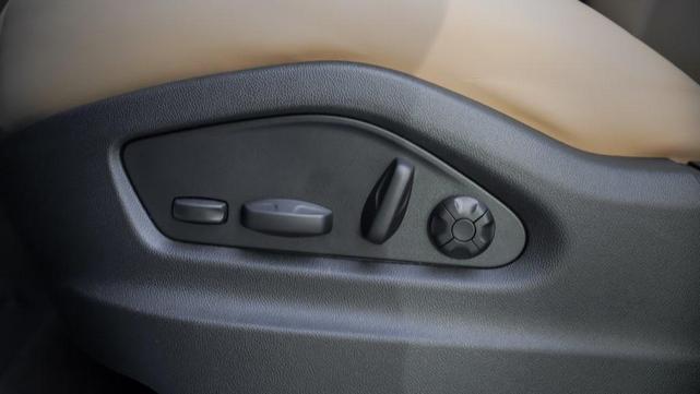 Photo of 2025 Carrara White Metallic Porsche Cayenne