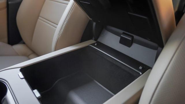 Photo of 2025 Carrara White Metallic Porsche Cayenne