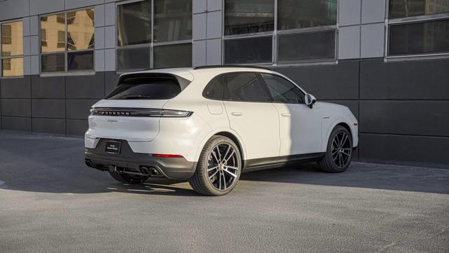Photo of 2025 Carrara White Metallic Porsche Cayenne