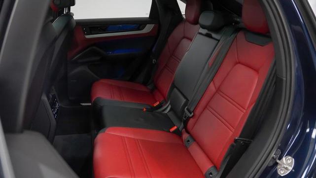 Photo of 2024 Algarve Blue Metallic Porsche Cayenne