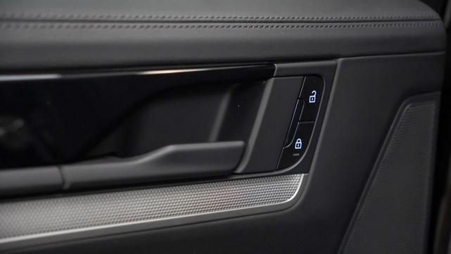 Photo of 2025 Chromite Black Metallic Porsche Cayenne