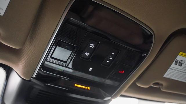 Photo of 2023 Charente Gray Premium Metallic Land Rover Range Rover