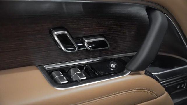 Photo of 2023 Charente Gray Premium Metallic Land Rover Range Rover