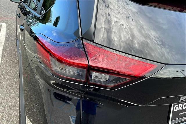 Photo of 2022 Super Black Nissan Rogue
