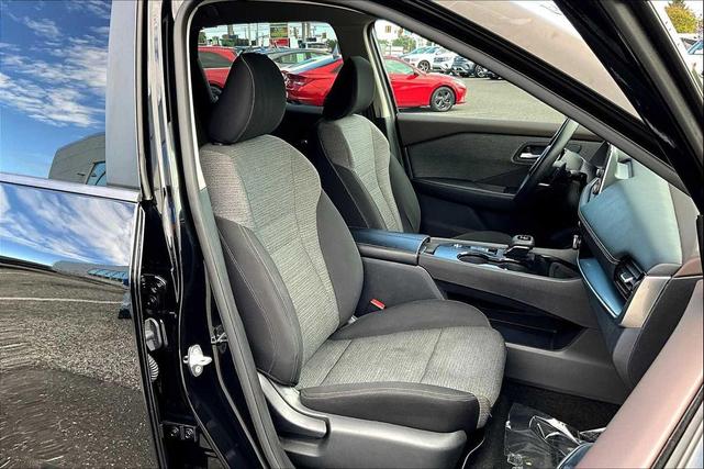 Photo of 2022 Super Black Nissan Rogue