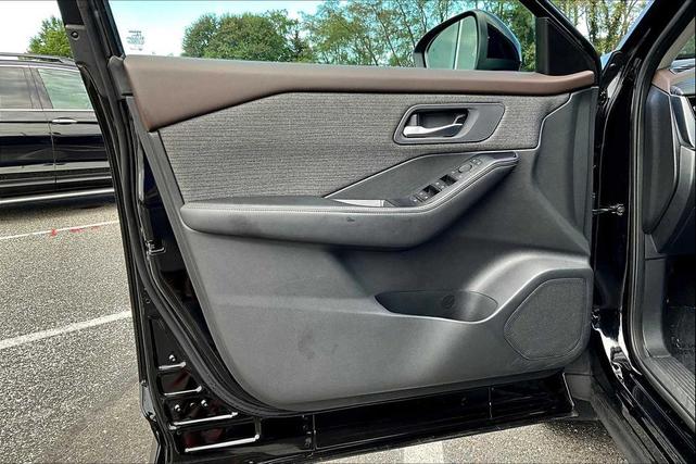 Photo of 2022 Super Black Nissan Rogue