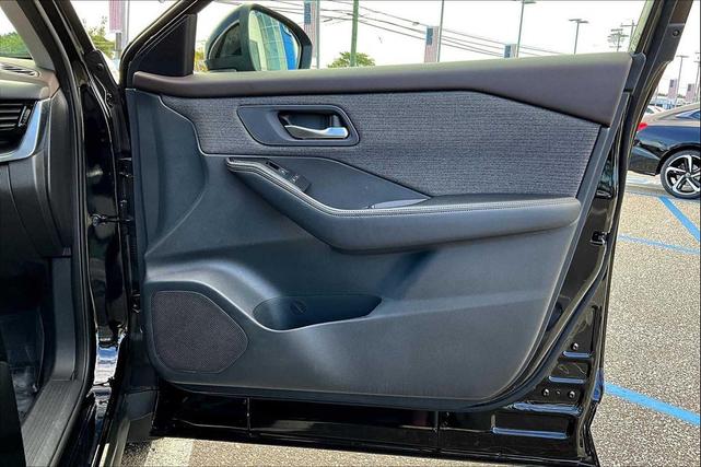 Photo of 2022 Super Black Nissan Rogue