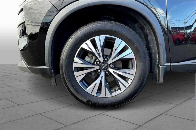 Photo of 2022 Super Black Nissan Rogue