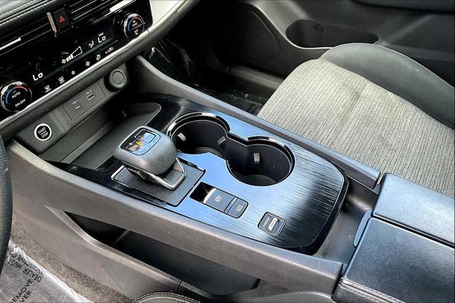 Photo of 2022 Super Black Nissan Rogue