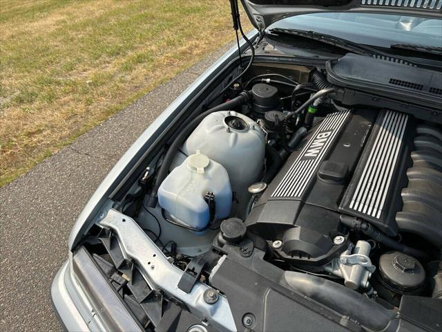 Photo of 1998 Silver BMW 328