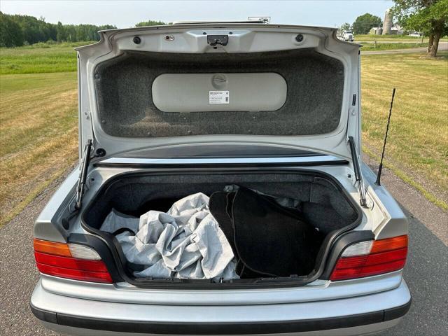 Photo of 1998 Silver BMW 328