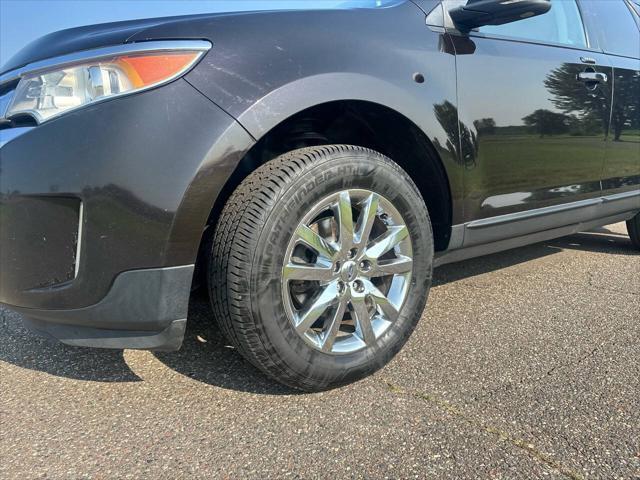 Photo of 2013 Burgundy Ford Edge