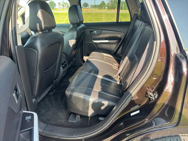 Photo of 2013 Burgundy Ford Edge