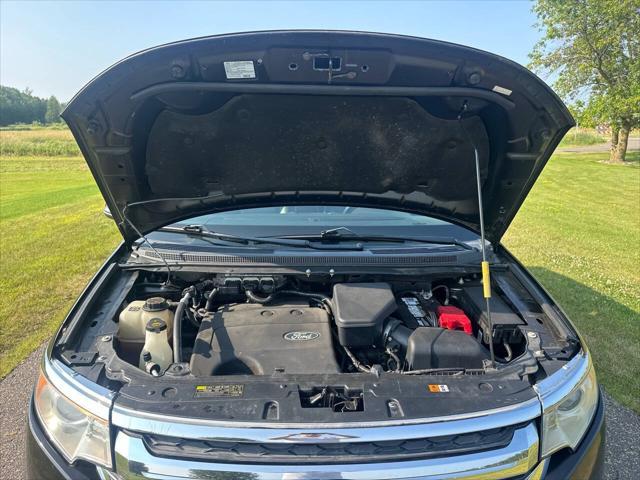Photo of 2013 Burgundy Ford Edge