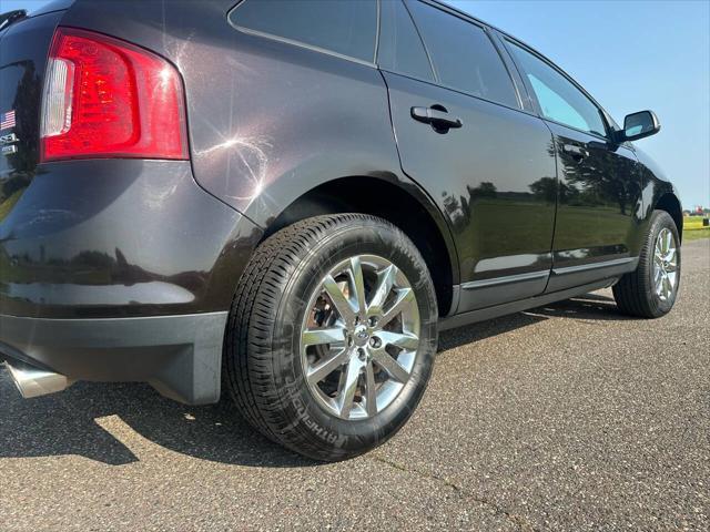 Photo of 2013 Burgundy Ford Edge
