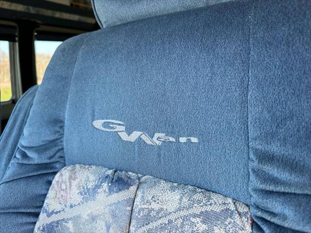 Photo of 2003 White Dodge Ram Van