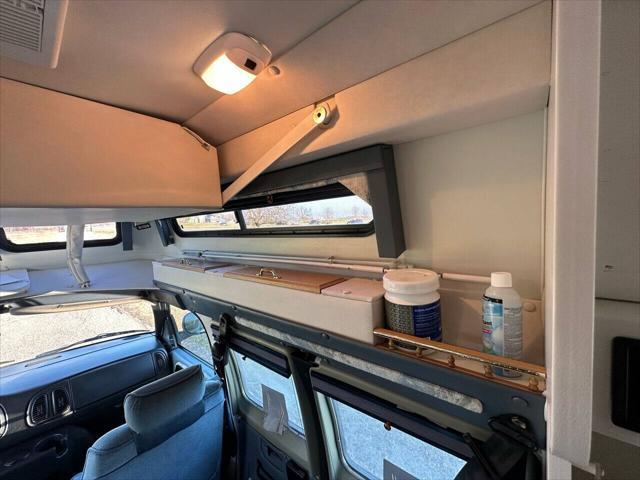 Photo of 2003 White Dodge Ram Van