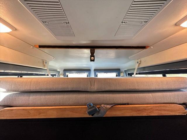 Photo of 2003 White Dodge Ram Van