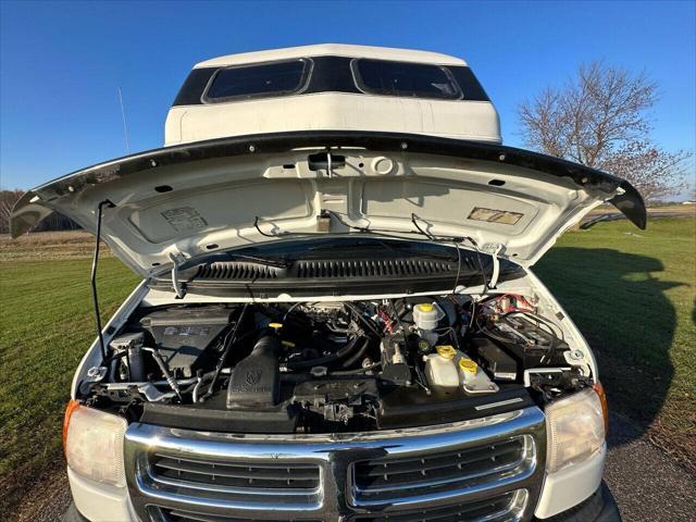 Photo of 2003 White Dodge Ram Van