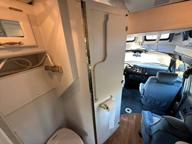 Photo of 2003 White Dodge Ram Van