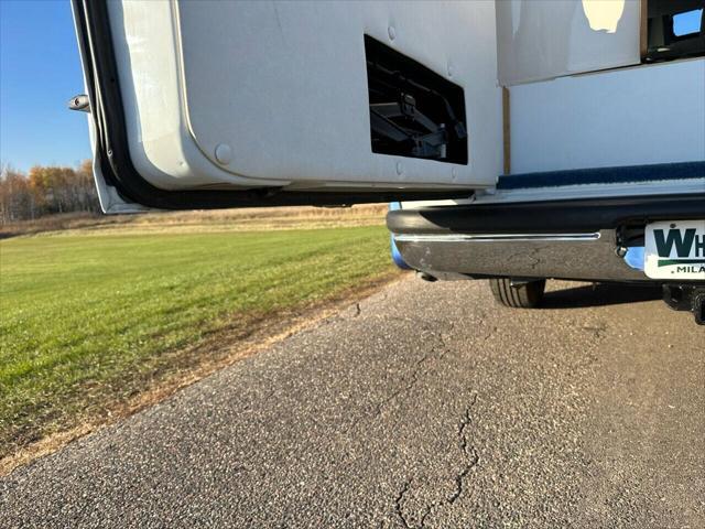 Photo of 2003 White Dodge Ram Van