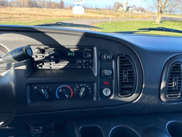 Photo of 2003 White Dodge Ram Van