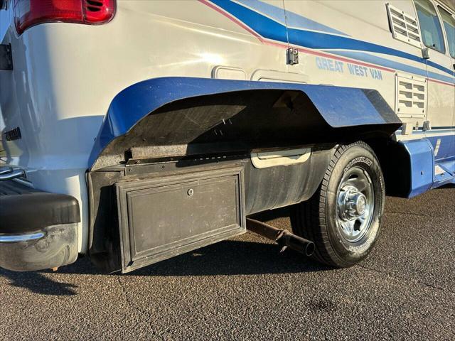 Photo of 2003 White Dodge Ram Van