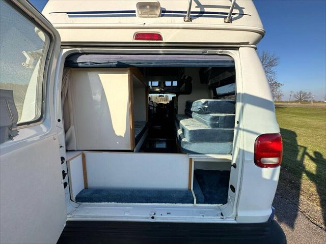 Photo of 2003 White Dodge Ram Van
