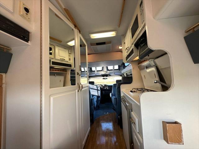 Photo of 2003 White Dodge Ram Van