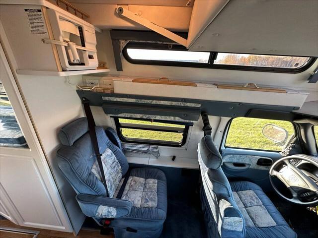 Photo of 2003 White Dodge Ram Van