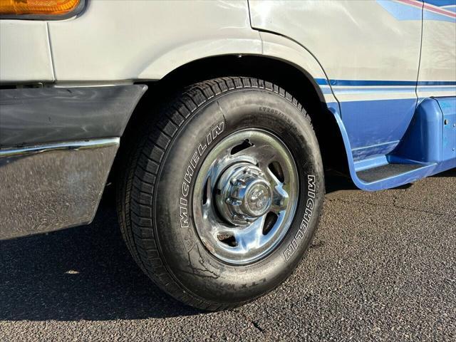 Photo of 2003 White Dodge Ram Van