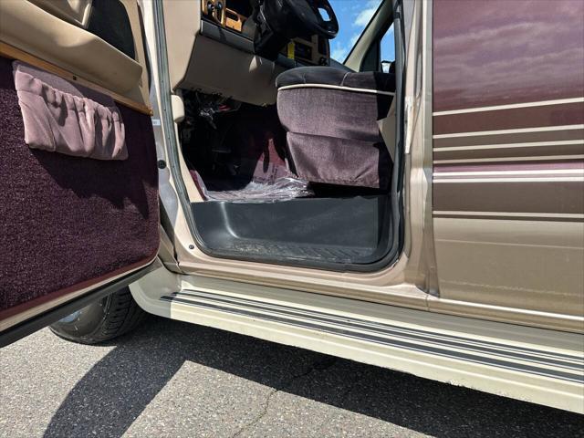 Photo of 1992 Tan Ford E150