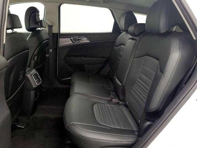 Photo of 2023 White Kia Sportage