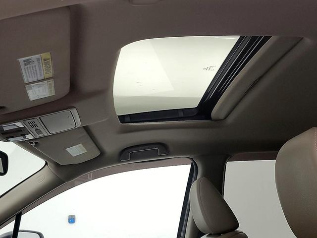 Photo of 2016 White Honda Pilot
