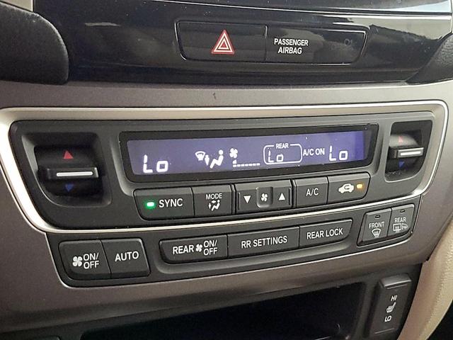 Photo of 2016 White Honda Pilot