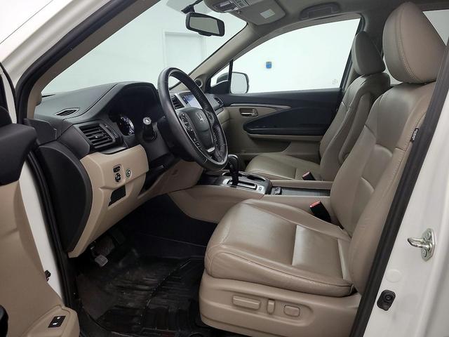 Photo of 2016 White Honda Pilot
