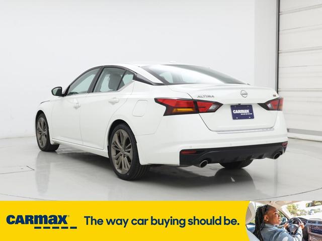 Photo of 2023 White Nissan Altima