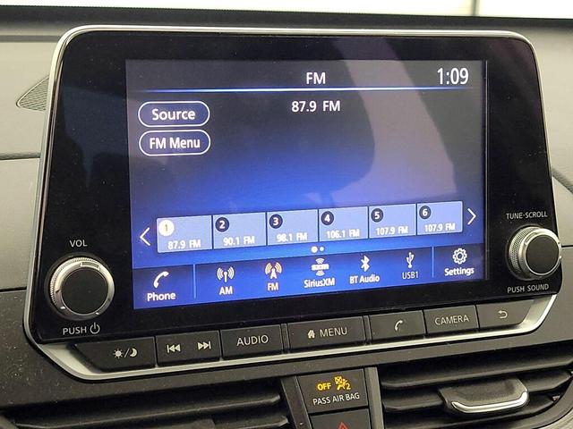 Photo of 2023 White Nissan Altima