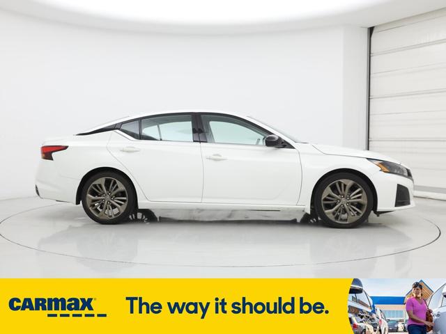 Photo of 2023 White Nissan Altima