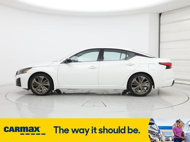 Photo of 2023 White Nissan Altima
