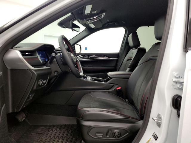 Photo of 2022 White Jeep Grand Cherokee